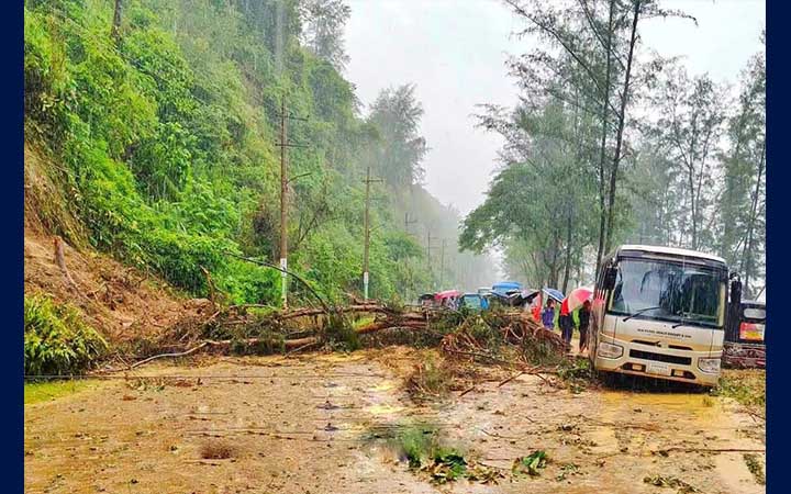 কক্সবাজার মেরিন ড্রাইভে দুই দফা পাহাড় ধস, পর্যটকসহ আহত ৫