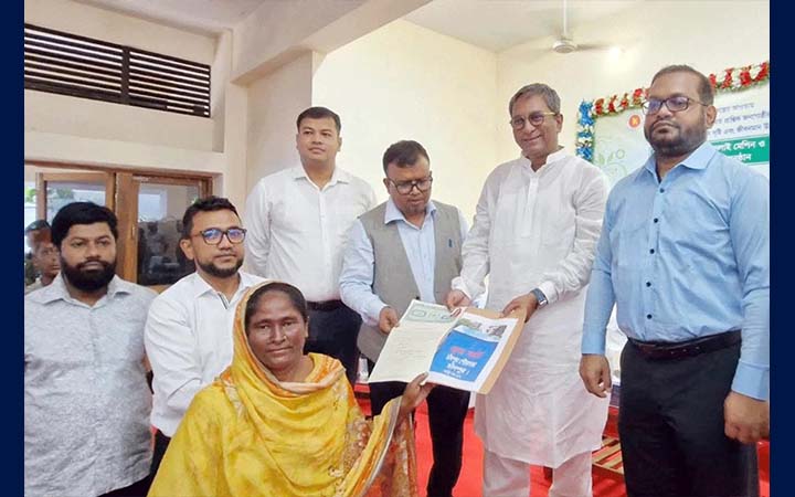 চাঁদপুরে কর্মসংস্থান সৃষ্টিতে কম্পিউটার, সেলাই মেশিন ও ফুডকোর্ট বিতরণ