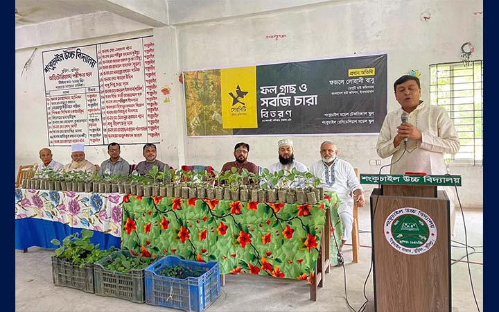 উপহার পাওয়া গাছের ফল দিয়ে ৫ বছর বেতন মওকুফ শিক্ষার্থীর