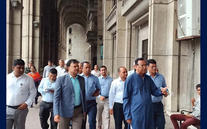এসসিসির প্রধান কার্যালয় আকস্মিক পরিদর্শনে প্রশাসক আবদুস সালাম