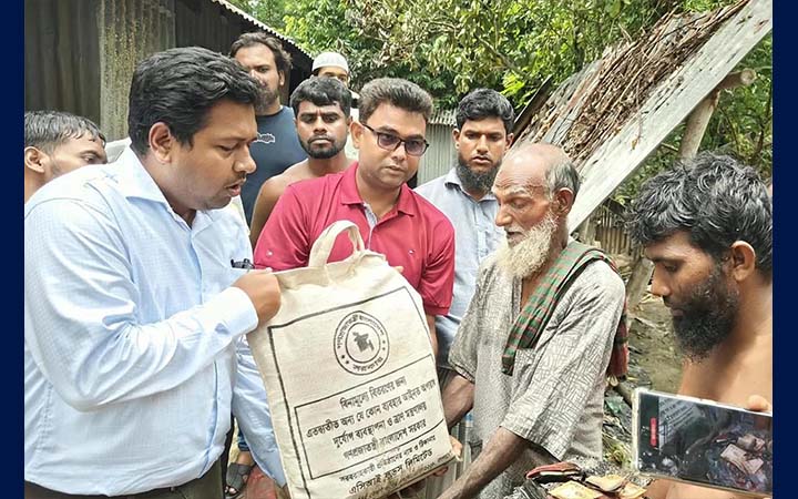 সিংড়ায় আগুনে পুড়ল ভ্যানচালকের ঘর, খাদ্যসহায়তা দিলেন ইউএনও