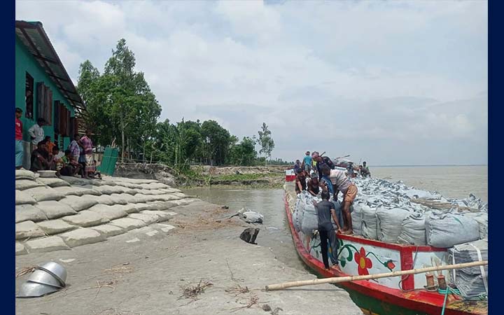 তিস্তার ভাঙনে স্কুল নদীগর্ভে, এরপর জিও ব্যাগ ফেলা শুরু
