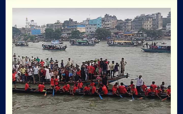 ‘হৃদয়ে ঢাকা ৪১৬’ উৎসবে বুড়িগঙ্গায় জমজমাট নৌকা বাইচ