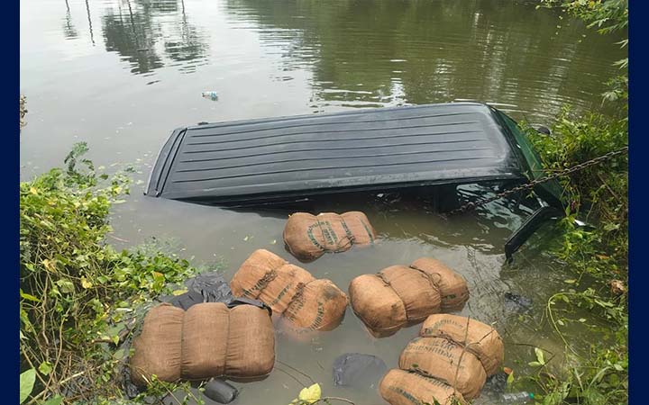 পুলিশের ধাওয়ায় নিয়ন্ত্রণ হারিয়ে পুকুরে মাইক্রোবাস, মিললো ৯ বস্তা গাঁজা