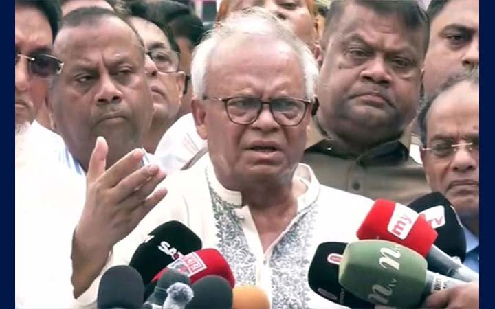 সরকার হাত গুটিয়ে বসে নেই, দ্রুত সব সংকটের সমাধান হবে: রিজভী