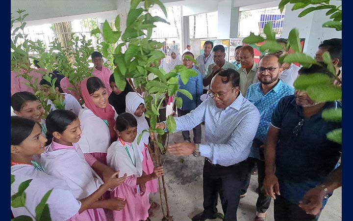 মোংলায় শিক্ষার্থীদের মাঝে ৫ হাজার গাছের চারা বিতরণ