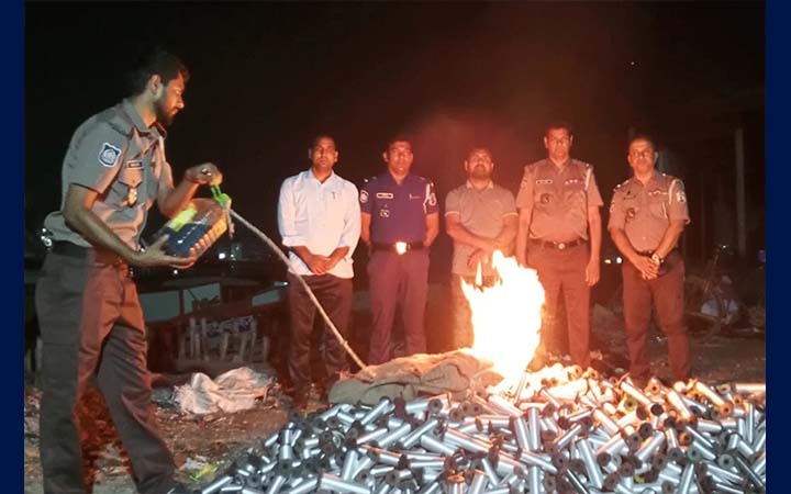 মুন্সীগঞ্জে ১০ হাজার রিল মনোফিলামেন্ট সুতা জব্দ