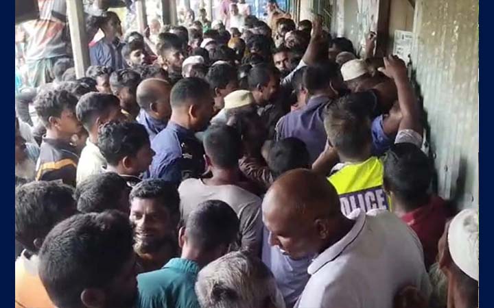 সার না পেয়ে ডিলারের গোডাউনে কৃষকদের ভাঙচুর