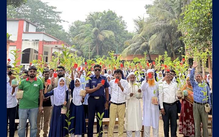 এক হাতে গাছের চারা অন্য হাতে মাদককে লাল কার্ড