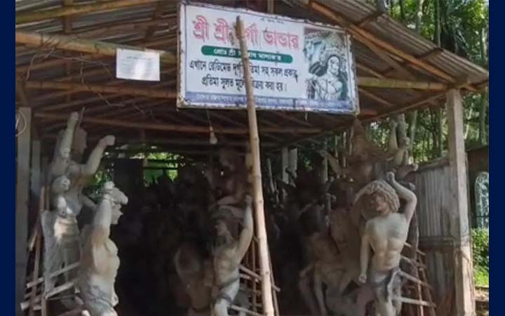 কুড়িগ্রামে প্রতিমা তৈরিতে ব্যস্ত কারিগররা