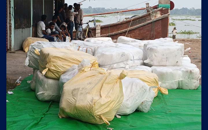 পিরোজপুরে ভারতীয় কাপড়বাহী ট্রলার জব্দ