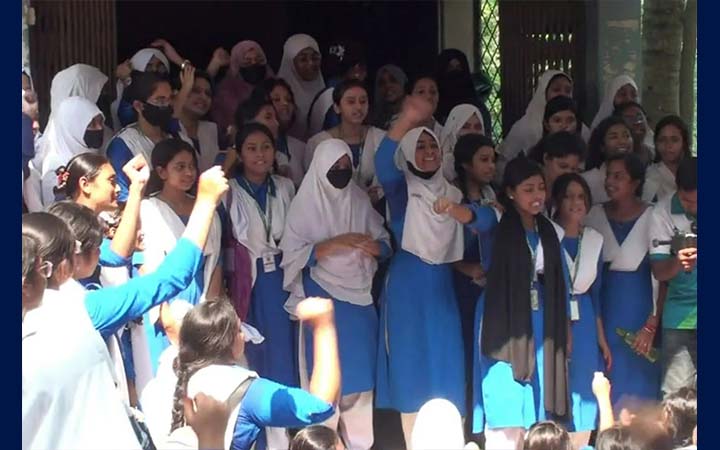 নাটোরে প্রধান শিক্ষকের বিরুদ্ধে ছাত্রীদের বিক্ষোভ, মহাসড়ক অবরোধ