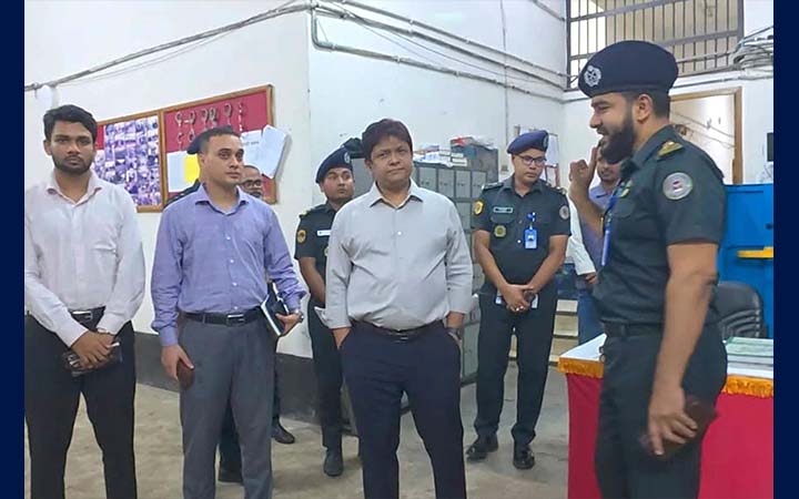 কাশিমপুর কারাগার পরিদর্শনে গাজীপুরের জেলা প্রশাসক