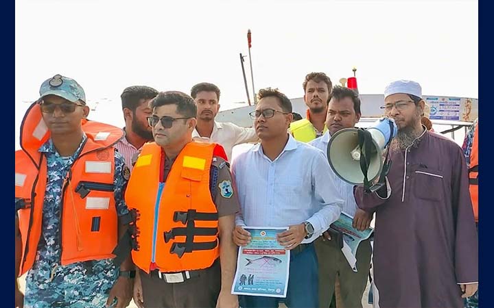 চাঁদপুরে মা ইলিশ রক্ষায় নৌপথসভা, জেলেদের মধ্যে লিফলেট বিতরণ
