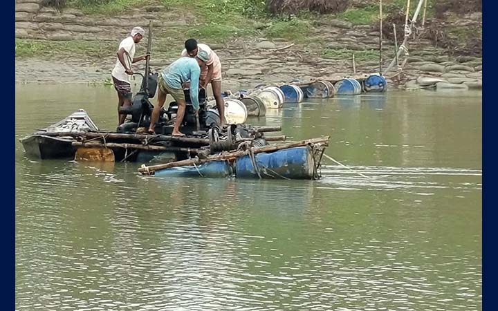 বাঙালি নদী থেকে অবৈধভাবে বালু উত্তোলন, ড্রেজার মেশিন ধ্বংস