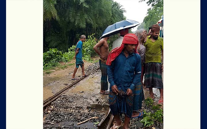 চুয়াডাঙ্গায় হঠাৎ ঝড়ে কয়েকটি গ্রাম লন্ডভন্ড