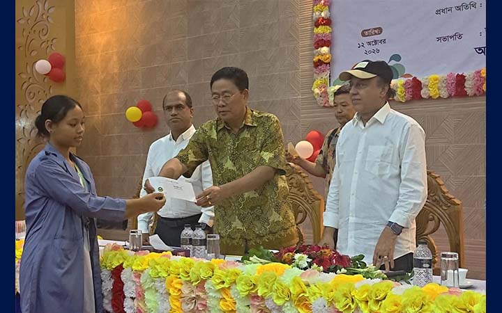 খাগড়াছড়িতে জেলা পরিষদের উদ্যোগে শিক্ষার্থীদের মাঝে বৃত্তি প্রদান