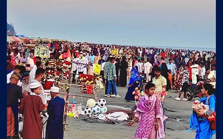 দুর্গাপূজা ও বিচ কার্নিভাল ঘিরে উৎসবমুখর কুয়াকাটা