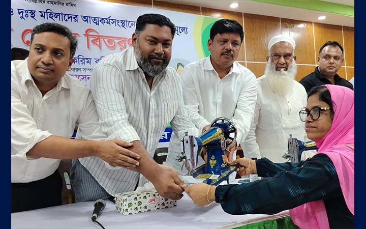 গাজীপুরে দুস্থ নারীদের মাঝে সেলাই মেশিন বিতরণ