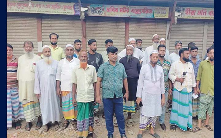 নারায়ণগঞ্জে নির্ধারিত মূল্যে সার না পাওয়ায় কৃষকদের বিক্ষোভ