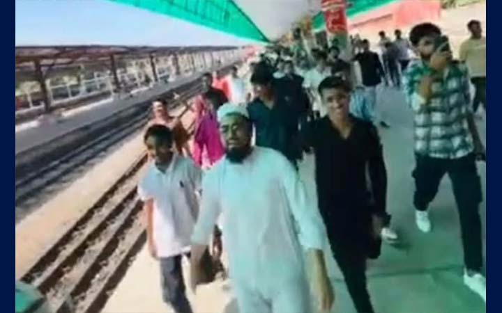 পাহাড়িকা এক্সপ্রেস বিলম্বে ছাড়ায় চট্টগ্রামে বিক্ষোভ