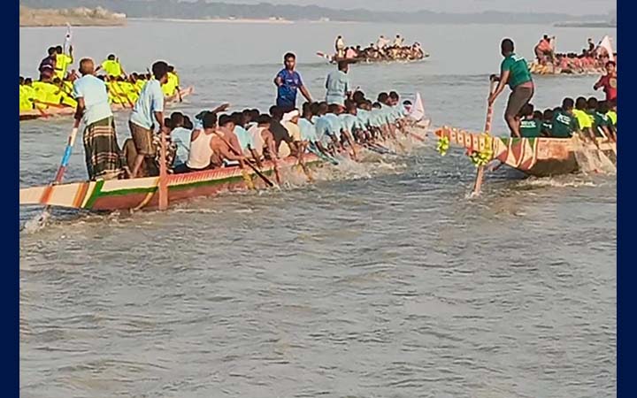 বৈঠার ছন্দে উত্তাল মধুমতি, ফেরিঘাটে উৎসব