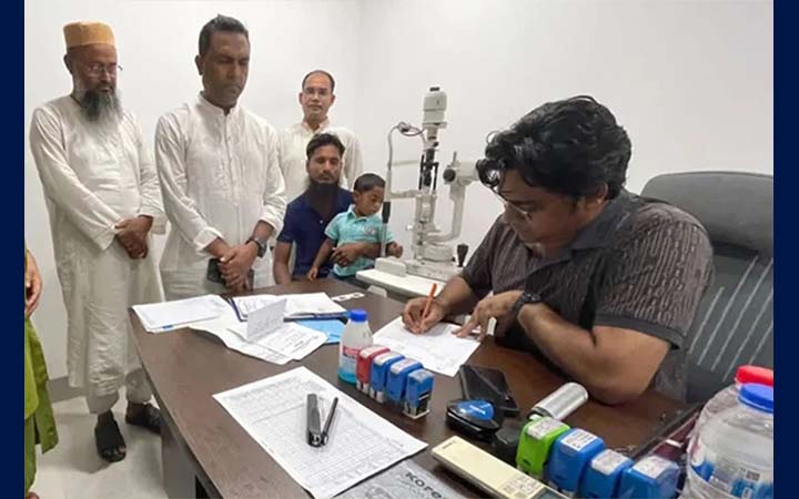 শিশু আবু বক্করের চোখের চিকিৎসার দায়িত্ব নিলেন প্রধানমন্ত্রী