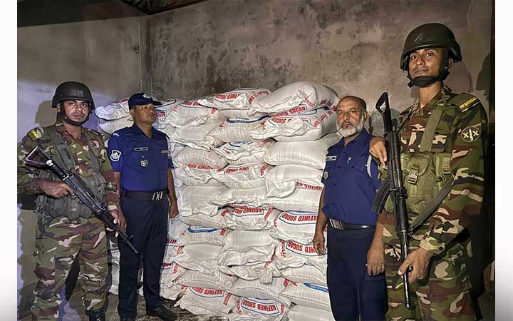 পূর্বধলায় ২৫শ' কেজি ভারতীয় চিনি জব্দ
