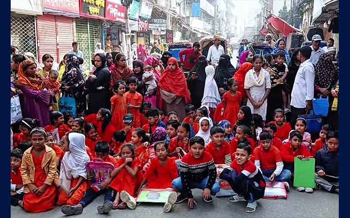 পরীক্ষা বন্ধ রাখায় বরিশালে শিক্ষার্থীদের সড়ক অবরোধ