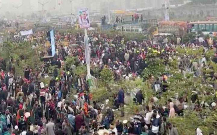 জনসমুদ্রে পরিণত ৩০০ ফিট এলাকা