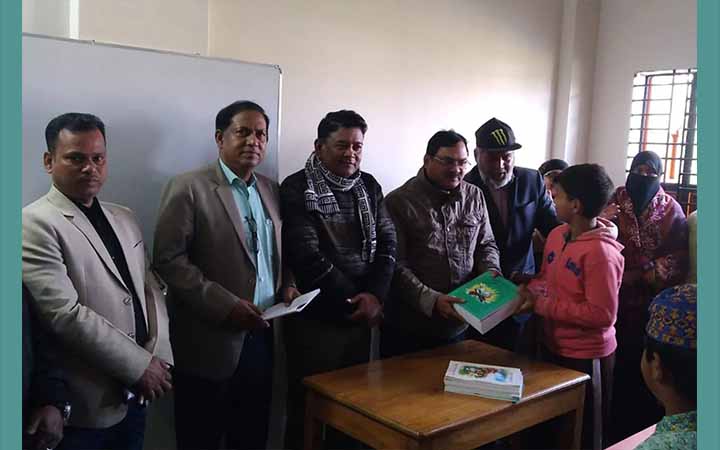 মানিকগঞ্জে শিশুদের মাঝে বই বিতরণ শুরু