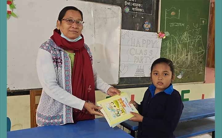 খাগড়াছড়িতে নতুন বছরে নতুন বই হাতে পেয়ে উচ্ছ্বসিত শিক্ষার্থীরা