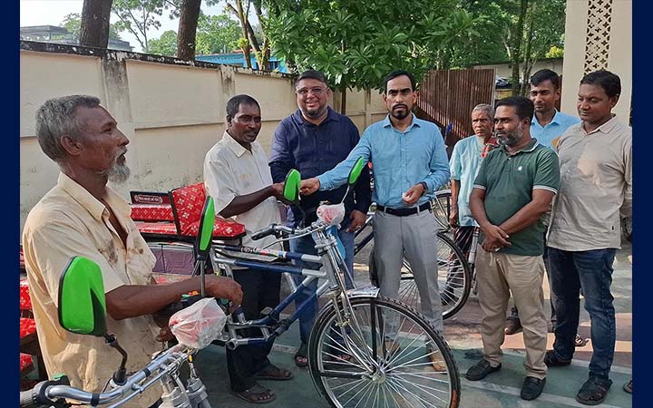 জয়পুরহাটে বেকার যুবকদের ভ্যানগাড়ি বিতরণ