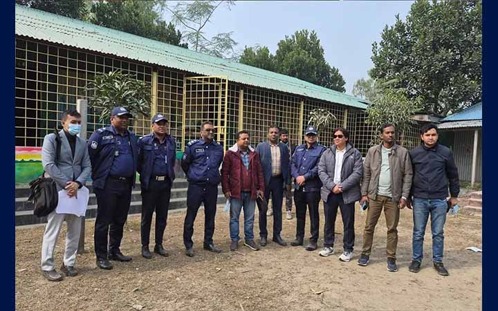 সিরাজগঞ্জের দুর্গম ভোটকেন্দ্র পরিদর্শনে ডিসি-এসপি