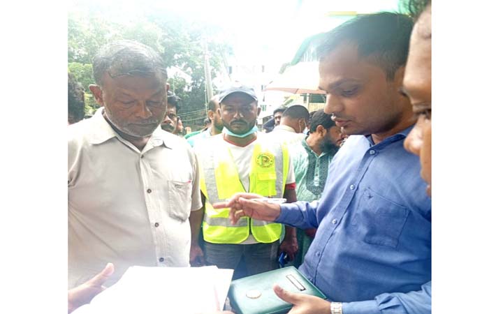 খালে ময়লা ফেলে পরিবেশদূষণ, পৌরসভার কর্মীসহ তিনজনকে জরিমানা