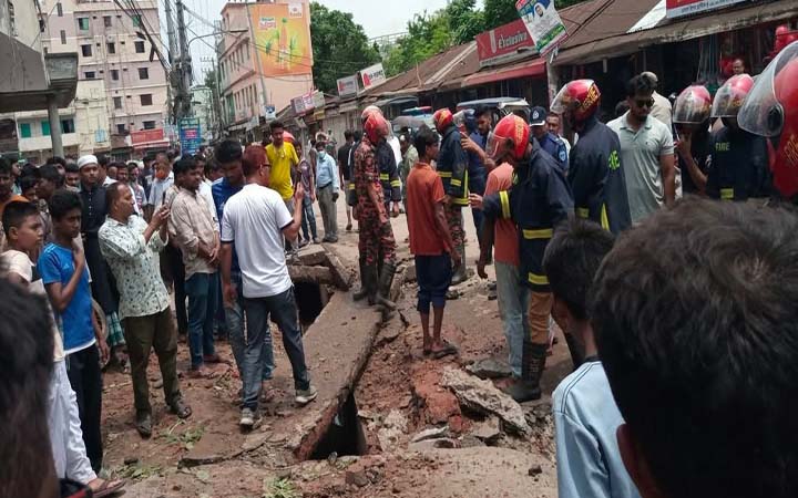 চাঁদপুরে ড্রেনের গ্যাস বিস্ফোরণ, মা-ছেলেসহ আহত ৩