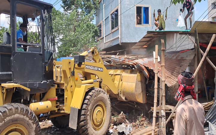 শ্রীপুরে উচ্ছেদ অভিযান, সার্ভেয়ারের ওপর হামলা