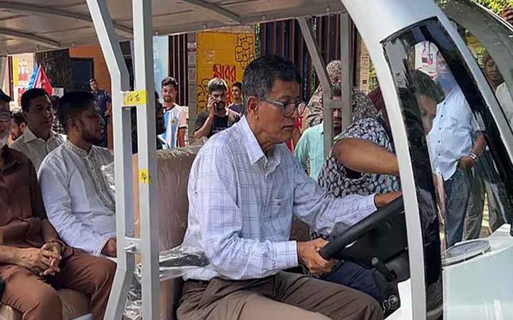 চবি শিক্ষার্থীদের জন্য বৈদ্যুতিক শাটল গাড়ি উদ্বোধন