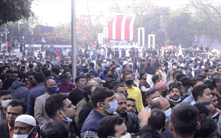 শহীদ মিনারে মানুষের ঢল