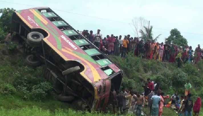 গোপালগঞ্জে নিয়ন্ত্রণ হারিয়ে বাস খাদে, আহত ৩০