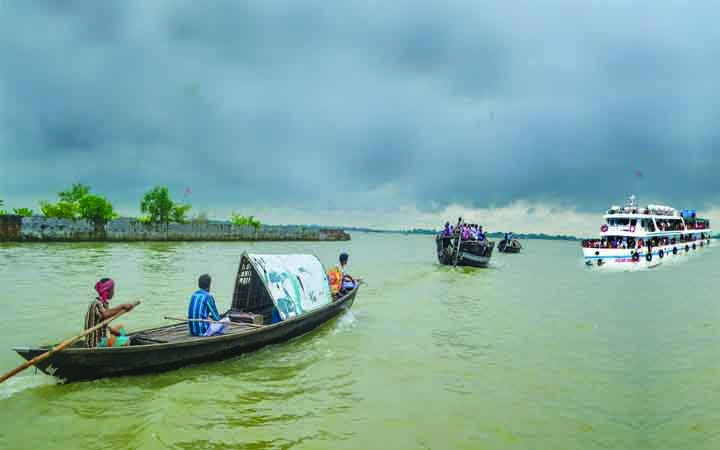 মেঘনায় লঞ্চের ধাক্কায় ট্রলার ডুবি, আহত ২