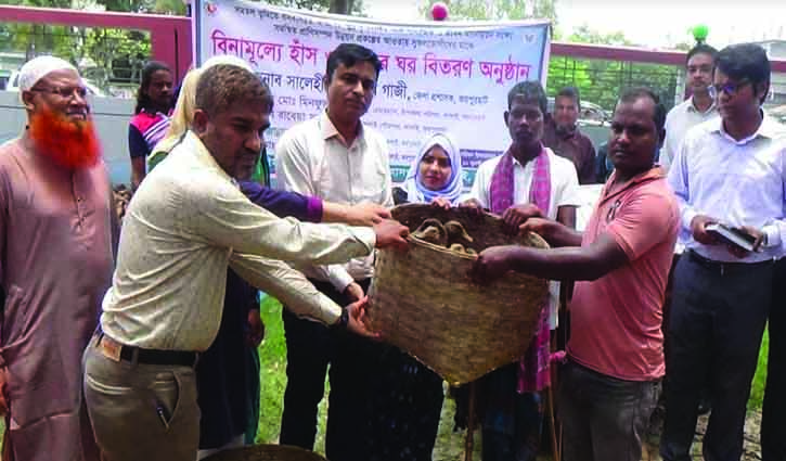 কালাইয়ে ক্ষুদ্র নৃ-গোষ্ঠী পরিবারের মাঝে বিনামূল্যে হাঁস বিতরণ