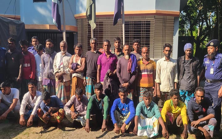 নিষেধাজ্ঞা অমান্য করে ইলিশ শিকার করায় আটক ২৪