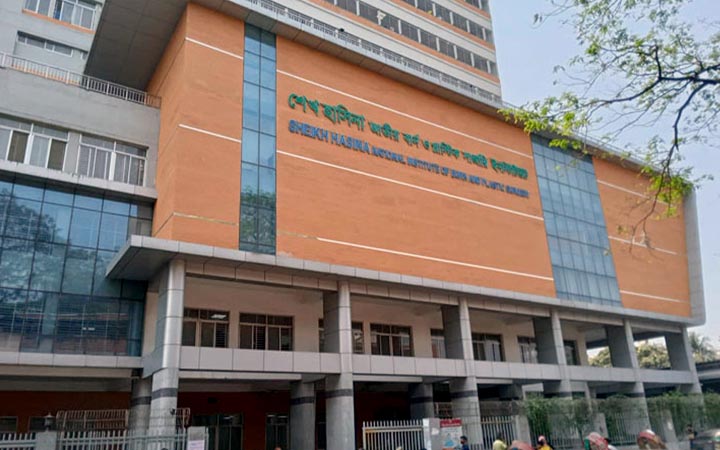 যাত্রাবাড়ীতে বাসে আগুন, দগ্ধ ১