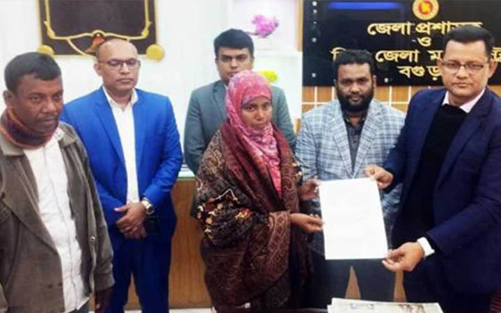 স্বামীর রিকশায় চড়েই স্নাতকোত্তর পাস, চাকরি দিলেন প্রধানমন্ত্রী