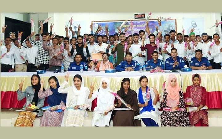 হবিগঞ্জে ১২০ টাকায় পুলিশে চাকরি পেল ৫২ তরুণ-তরুণী