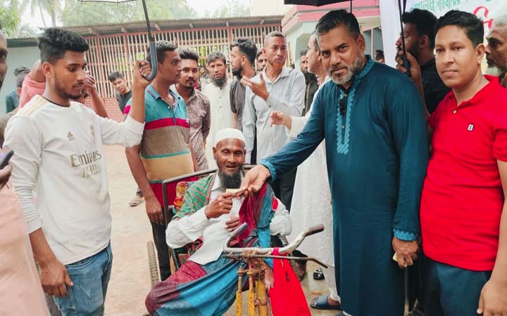 খাগড়াছড়িতে ৪ হাজার মানুষের মাঝে ঈদ উপহার বিতরণ