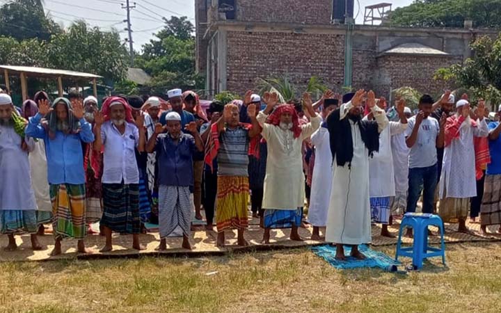 মুন্সীগঞ্জে বৃষ্টি কামনায় নামাজ আদায়