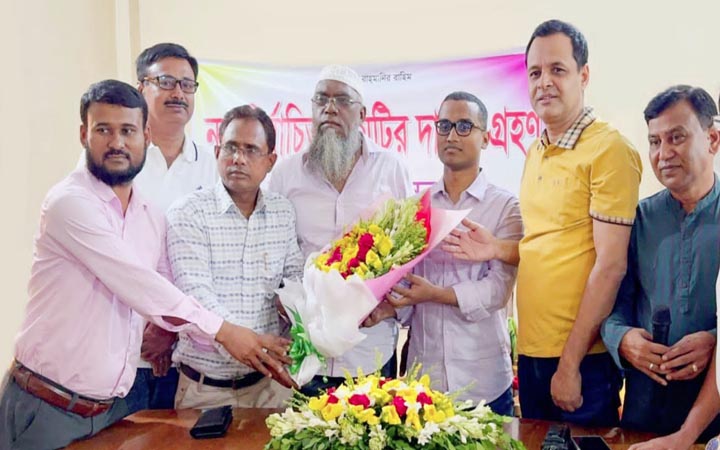 নবাবগঞ্জ প্রেসক্লাবের নতুন কমিটির দায়িত্ব গ্রহণ