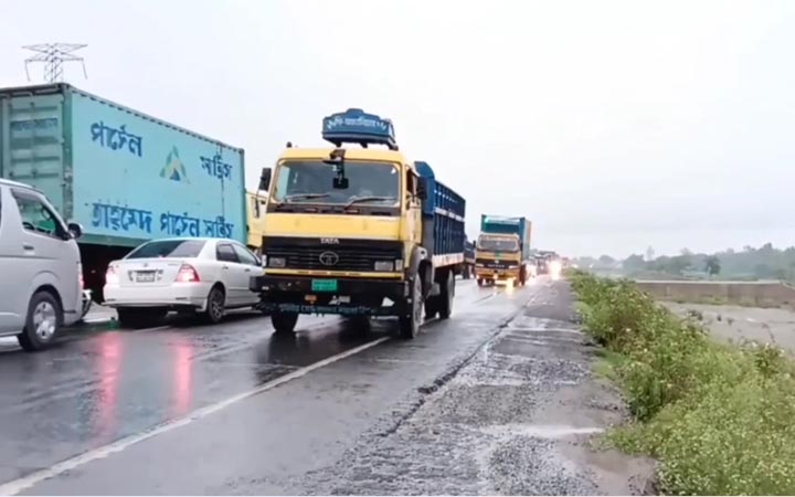 ঢাকা-টাঙ্গাইল মহাসড়কে ৫ ঘণ্টা পর যান চলাচল স্বাভাবিক